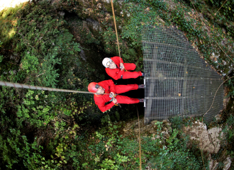 Caving : panoramic descent at the Aven d'Orgnac
