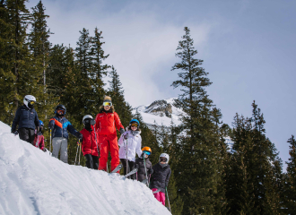 Groupe de skieurs en hors-piste