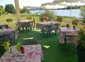 Terrasse en bord de Saône