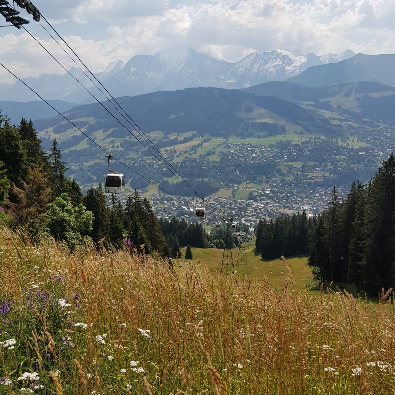 Vue sur le village de Megeve et le Mont-Blanc