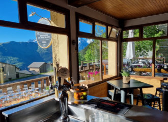 Bar, fenêtre, vue sur les montagnes.